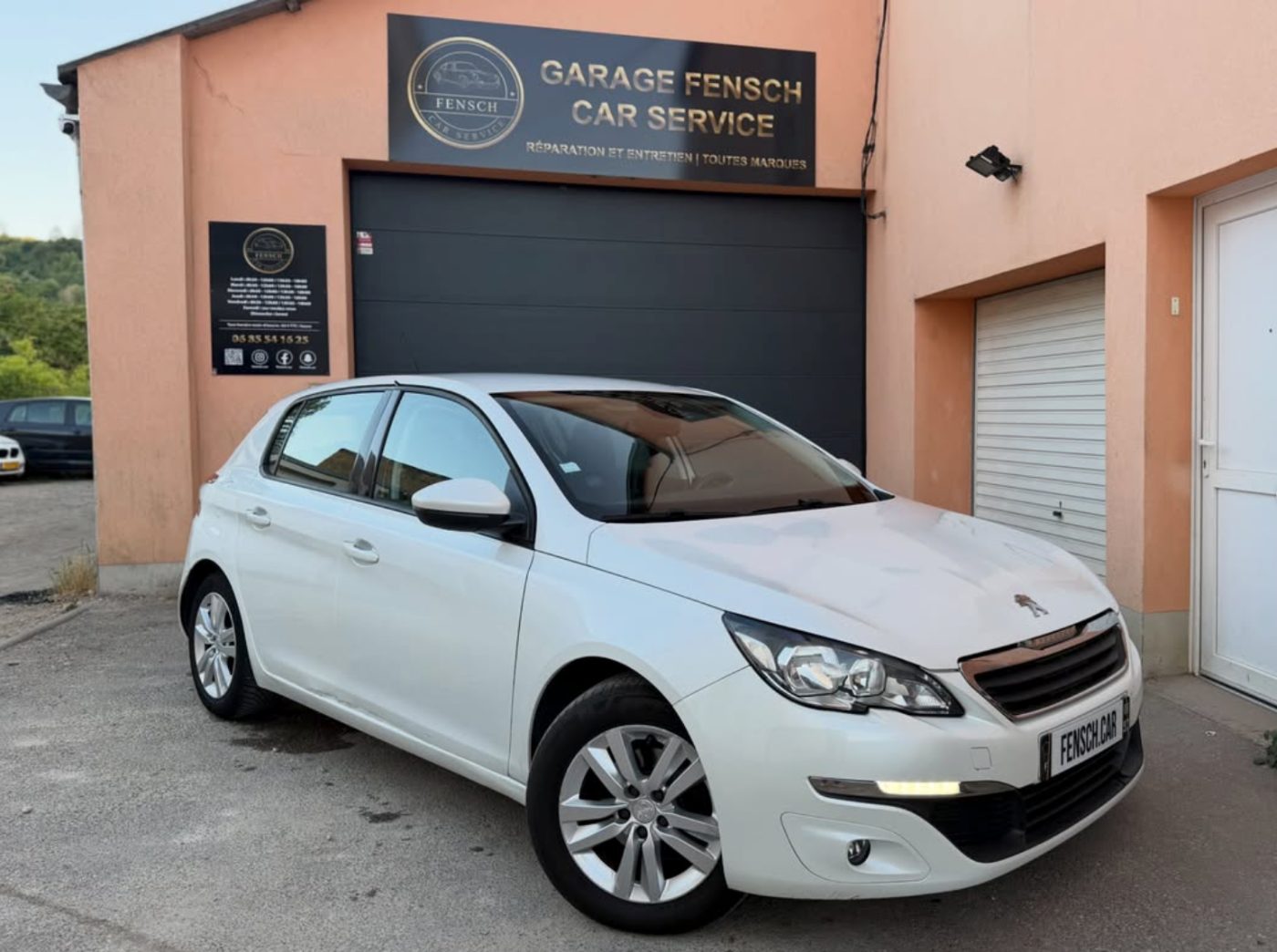 Peugeot 308 blanche d'occasion devant le garage Fensch Car Service à Nilvange