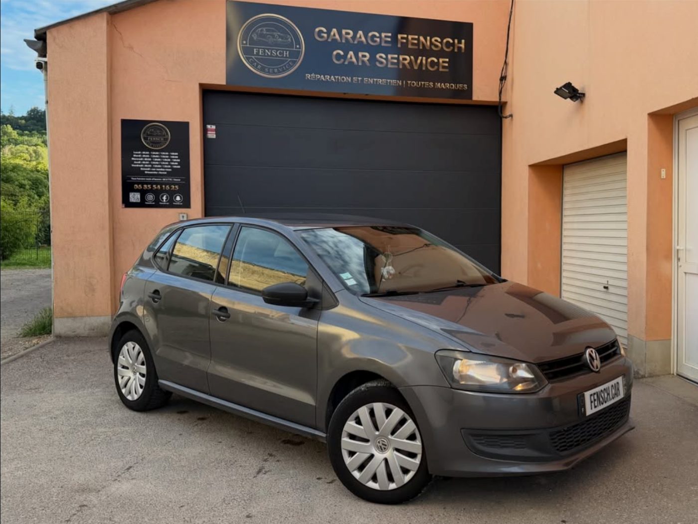 Volkswagen Polo grise d'occasion devant le garage Fensch Car Service à Nilvange